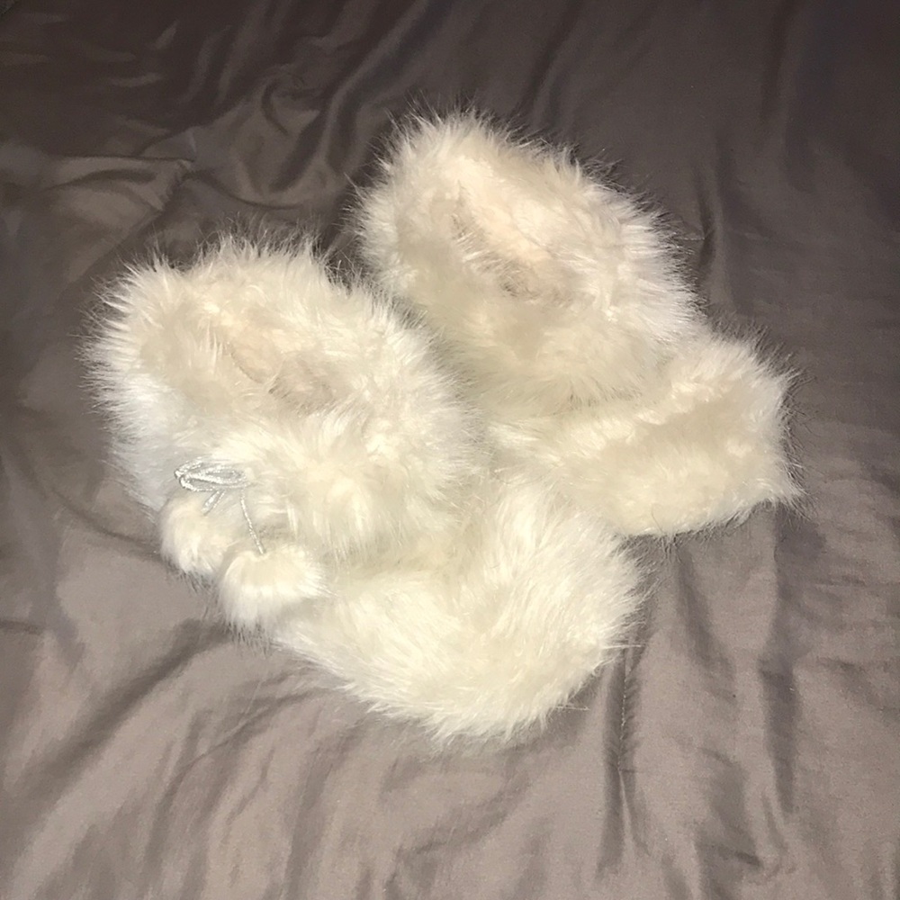 Aeropostale super fuzzy slippers w/ pom poms